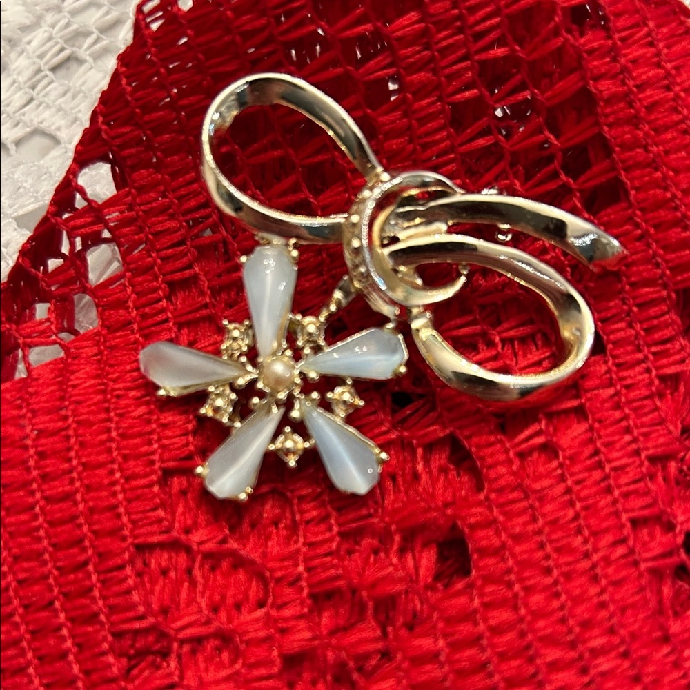 Vintage Elegant Gold and White Floral Brooch